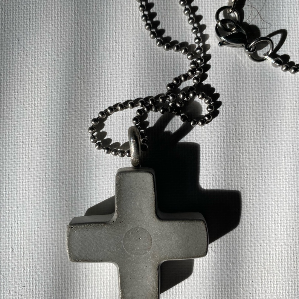 New Art Handcrafted concrete and stainless steel cross necklace. Minimalist - Picture 4 of 5